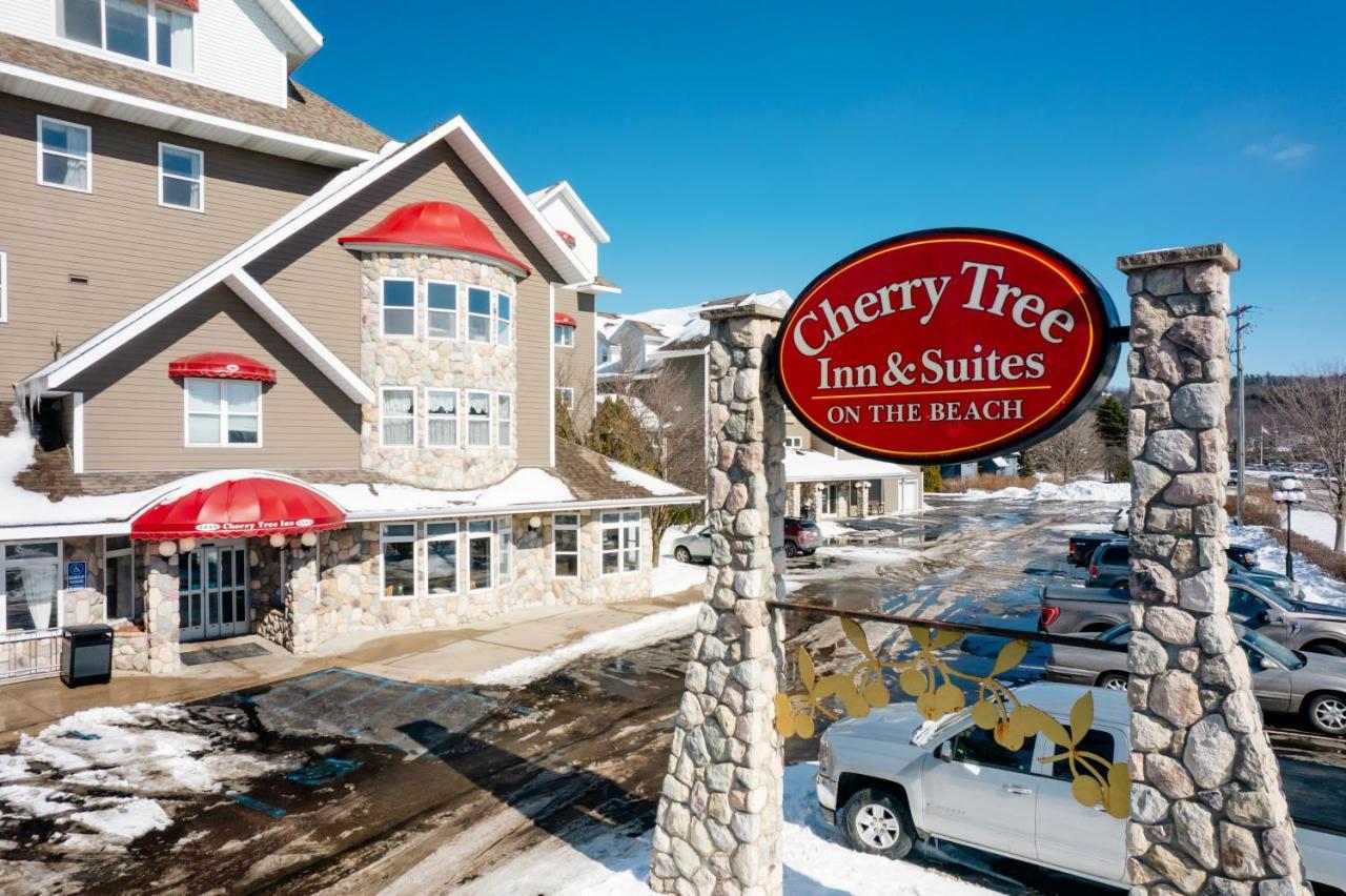 Cherry Tree Inn & Suites Траверс-Сіті Екстер'єр фото