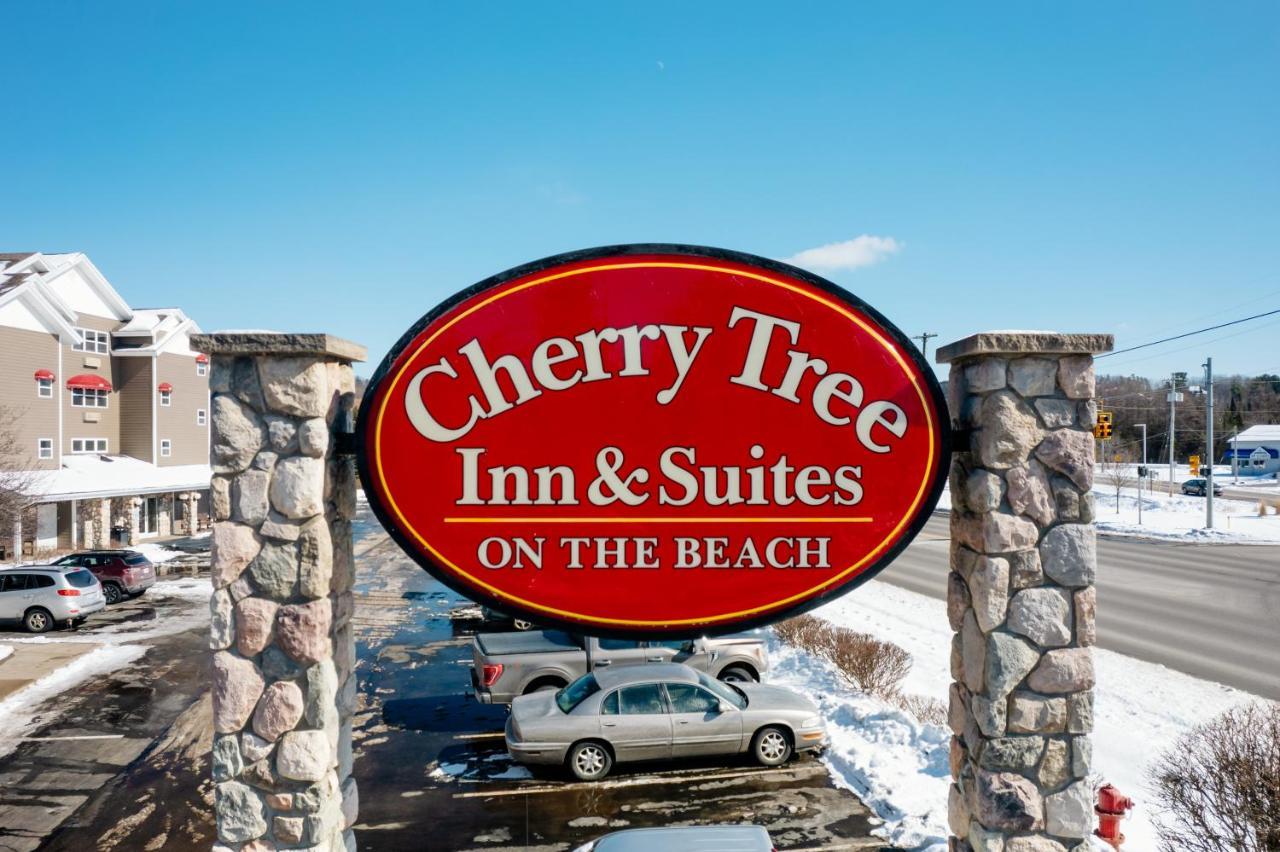 Cherry Tree Inn & Suites Траверс-Сіті Екстер'єр фото