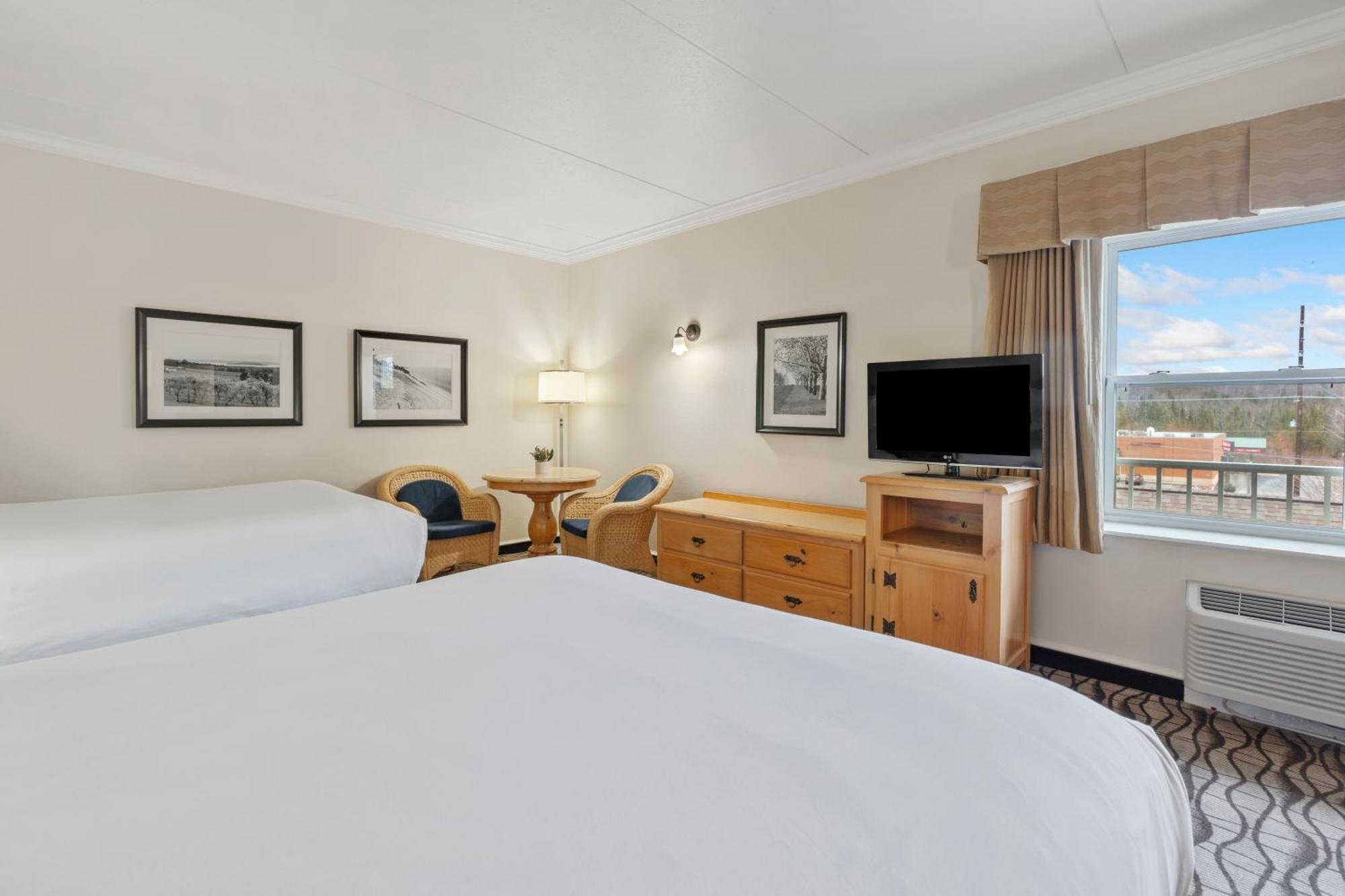 Cherry Tree Inn & Suites Траверс-Сіті Екстер'єр фото