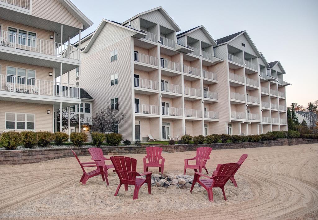 Cherry Tree Inn & Suites Траверс-Сіті Екстер'єр фото