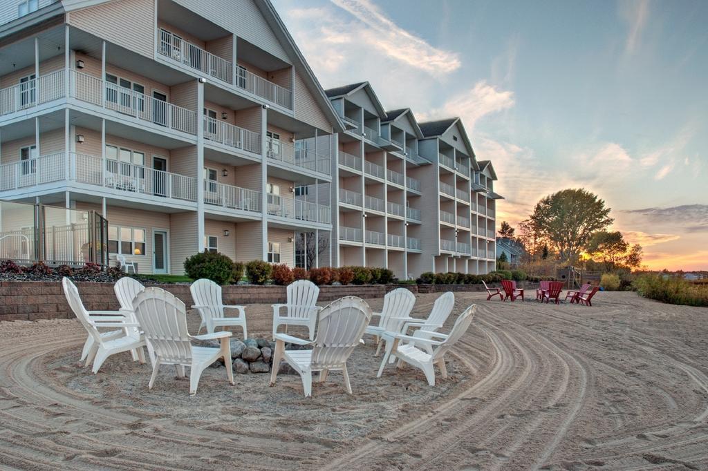 Cherry Tree Inn & Suites Траверс-Сіті Екстер'єр фото