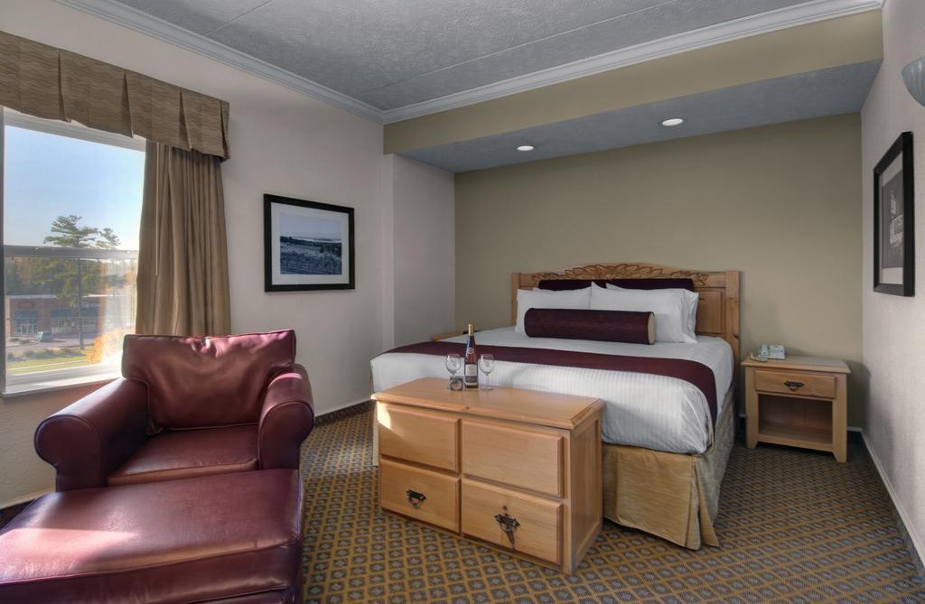Cherry Tree Inn & Suites Траверс-Сіті Екстер'єр фото