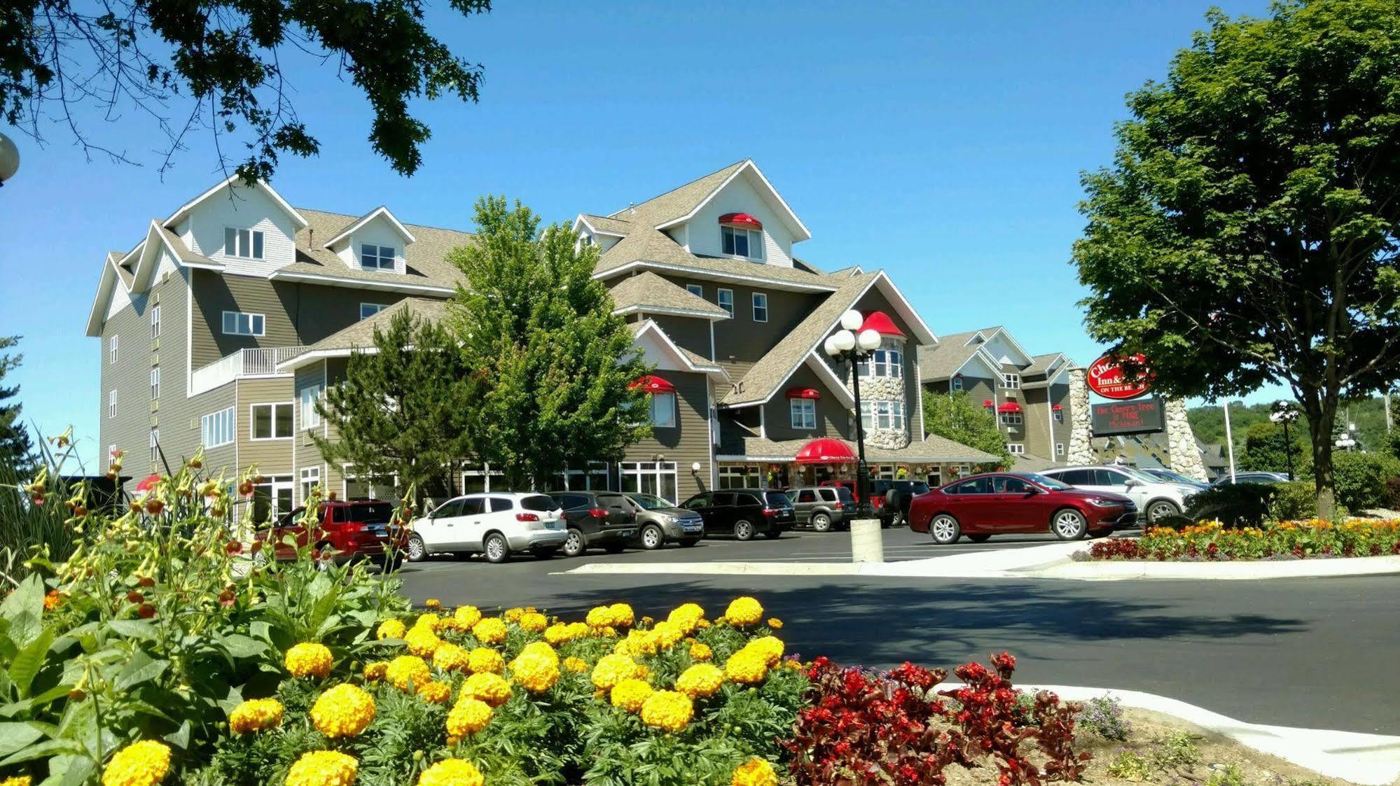 Cherry Tree Inn & Suites Траверс-Сіті Екстер'єр фото